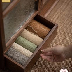 Tủ kệ trà kết hợp bàn pha trà, trưng bày ấm chén dụng cụ trà trang trí không gian trà đạo. Tủ kệ trà dùng trang trí trong phòng khách. Tủ kệ trưng bày ấm chén dụng cụ trà đa năng T012